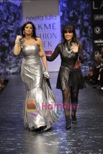 Sridevi walks the ramp for Neeta Lulla Show at Lakme Winter fashion week day 5 on 21st Sept 2010 (17).JPG